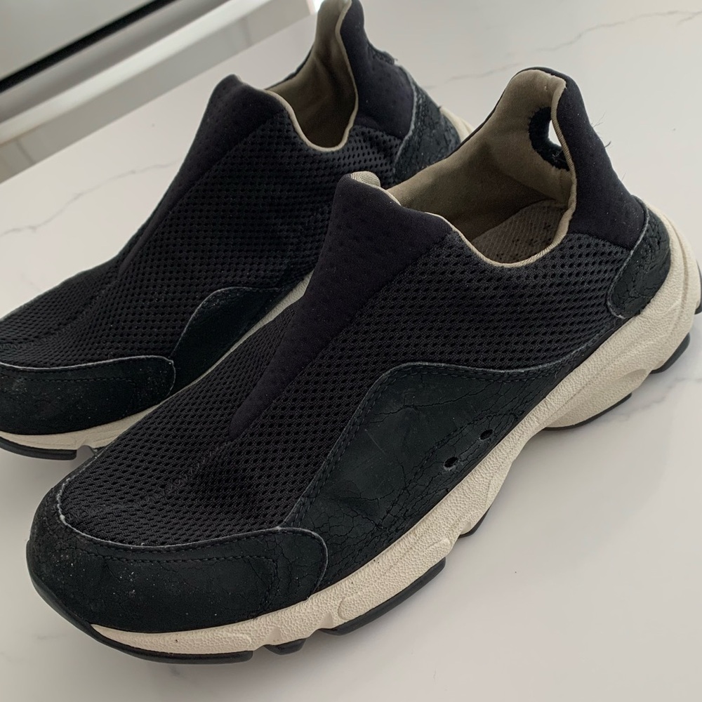 LL Bean 10 Women’s Black Sport Slip On Sneaker EUC